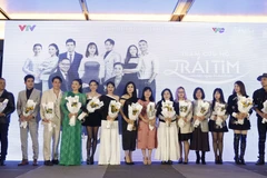 Dàn diễn viên và êkip tham gia sản xuất phim. (Ảnh: PV/Vietnam+)