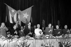 Chủ tịch Hồ Chí Minh cùng các đồng chí lãnh đạo cấp cao Việt Nam tham dự lễ mit tinh của hơn 1000 đại biểu các tầng lớp nhân dân thủ đô Hà Nội, chào mừng Đoàn đại biểu Đảng và Chính phủ Cách mạng Cuba, do Tổng thống Osvaldo Dorticós Torrado dẫn đầu sang thăm Việt Nam, cuối tháng 10/1966. (Ảnh: Văn Lượng/TTXVN)