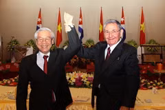 Đại tướng Raul Castro Ruz, Bí thư thứ nhất Ban chấp hành Trung ương Đảng Cộng sản Cuba, Chủ tịch Hội đồng Nhà nước và Hội đồng Bộ trưởng Cuba với Tổng Bí thư Nguyễn Phú Trọng ngày 8/7/2012, tại Hà Nội. (Ảnh: Trí Dũng/TTXVN)