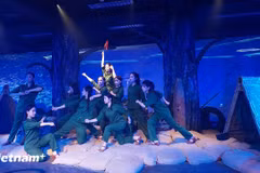 Một cảnh trong vở diễn “Huyền thoại tuổi thanh xuân” - tác phẩm truyền cảm hứng cho tác giả thực hiện cuốn sách. (Ảnh: Minh Thu/Vietnam+)