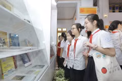 Học sinh Thủ đô tham quan Triển lãm Sách khát vọng vươn tới những tầm cao. (Ảnh: Minh Quyết/TTXVN)