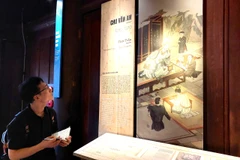 Trưng bày thu hút nhiều bạn trẻ đến tham quan, tìm hiểu về nền giáo dục khoa cử Việt Nam thời quân chủ. (Ảnh: Minh Thu/Vietnam+)