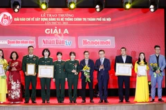 Chủ tịch Hội Nhà báo Việt Nam, Tổng Biên tập báo Nhân Dân Lê Quốc Minh và Phó Bí thư Thường trực Thành ủy Hà Nội Nguyễn Thị Tuyến trao Giải A cho các tác giả. (Ảnh: Văn Điệp/TTXVN)