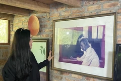 Ca sỹ, Giám đốc Sản xuất Ngọc Châm thăm tư gia của cố nhạc sỹ Văn Cao. (Ảnh: PV/Vietnam+)