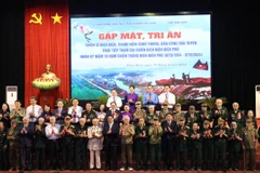 Thủ tướng Phạm Minh Chính chụp ảnh lưu niệm cùng các chiến sỹ Điện Biên, thanh niên xung phong, dân công hỏa tuyến. (Ảnh: Minh Anh/Vietnam+)