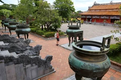 Chín chiếc đỉnh đồng được đặt trước sân Thế Tổ Miếu (Hoàng thành Huế). (Ảnh: TTXVN)