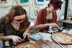 Cơ sở sản xuất các sản phẩm thủ công từ vải vụn của làng nghề Vạn Phúc, quận Hà Đông tạo sinh kế và hoà nhập cộng đồng cho người khuyết tật. (Ảnh: Vụn Art)