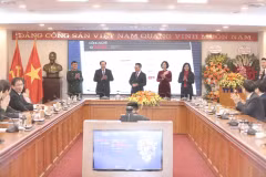 Các đại biểu khai trương website chính thức của giải thưởng. (Ảnh: Minh Quyết/TTXVN)