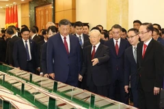 Năm 2023, Tổng Bí thư Nguyễn Phú Trọng và Tổng Bí thư, Chủ tịch nước Trung Quốc Tập Cận Bình cùng xem và nghe giới thiệu các văn kiện hợp tác giữa hai nước đã được ký kết. (Ảnh: Trí Dũng/TTXVN)