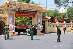 Người dân hát Quốc ca và hô vang "Tổng Bí thư muôn năm" vào giờ phút tiễn biệt