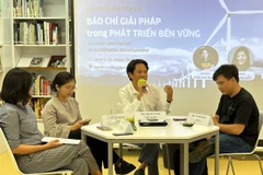 Đạo diễn, Nghệ sỹ Ưu tú Nguyễn Tài Văn (thứ ba từ trái sang) tham gia hội thảo về báo chí giải pháp. (Ảnh: PV/Vietnam+)