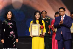 Phóng viên Phạm Mai, đại diện nhóm tác giả Báo Điện tử VietnamPlus nhận Giải A Giải báo chí Toàn quốc về Xây dựng Đảng (Giải Búa Liềm Vàng) lần thứ VIII-năm 2023. (Ảnh: Hoài Nam/Vietnam+) 