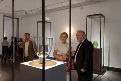 Triển lãm giới thiệu 17 tác phẩm nghệ thuật thủy tinh Séc. (Ảnh: Minh Thu/Vietnam+)