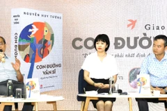 Buổi ra mắt sách có sự tham gia của nhà nghiên cứu Nguyễn Huy Thắng, Tiến sỹ văn học Đỗ Thanh Nga, Tiến sỹ ngôn ngữ Đỗ Anh Vũ (từ trái sang). (Ảnh: PV/Vietnam+)