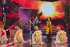 Hai ca sỹ Phan Thanh Cường và Minh Ngọc trong sáng tác mới của nhac sỹ Nguyễn Quang Long. (Ảnh: PV/Vietnam+)