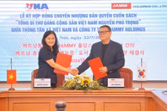 Phó Tổng Giám đốc Thông tấn xã Việt Nam Nguyễn Thị Sự và ông Joo Jeong-su, Giám đốc Công ty trách nhiệm hữu hạn Jammy Holdings ký kết chuyển nhượng bản quyền cuốn sách. (Ảnh: Minh Quyết/TTXVN)