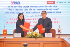 Phó Tổng Giám đốc Thông tấn xã Việt Nam Nguyễn Thị Sự và ông Joo Jeong-su, Giám đốc Công ty trách nhiệm hữu hạn Jammy Holdings ký kết chuyển nhượng bản quyền cuốn sách. (Ảnh: Minh Quyết/TTXVN)