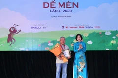 Năm 2023, Tổng Giám đốc Thông tấn xã Việt Nam Vũ Việt Trang trao Giải thưởng lớn “Hiệp sỹ Dế mèn” và chứng nhận cho nhà văn Trần Đức Tiến. (Ảnh: Hoàng Hiếu/TTXVN)
