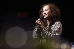 Ca sỹ Khánh Linh đã trưởng thành từ Cuộc thi Tiếng hát Hà Nội năm 2024 và nay tiếp tục trở lại đồng hành cùng các thí sinh. (Ảnh: PV/Vietnam+)