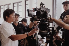 Đạo diễn Trần Thanh Huy (trái) trên phim trường. (Ảnh: CTV/Vietnam+)
