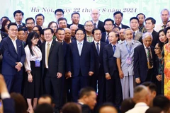 Thủ tướng Phạm Minh Chính với các tri thức và chuyên gia Việt Nam ở nước ngoài. (Ảnh: Dương Giang/TTXVN)