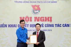 Ông Bùi Quang Huy, Bí thư thứ nhất Trung ương Đoàn trao Quyết định bổ nhiệm nhà báo Phùng Công Sưởng (phải) làm Tổng Biên tập Báo Tiền Phong. (Ảnh: Hồng Vĩnh)