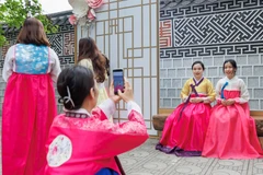 Khách tham dự lễ hội có thể mặc thử Hanbok và chụp ảnh lưu niệm. (Ảnh: PV/Vietnam+)