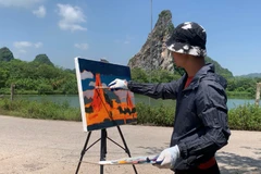 Họa sỹ Đặng Hữu trong một chuyến đi vẽ "Chuyện đường." (Ảnh: NVCC)