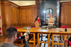 Nhóm sản xuất của Đải Truyền hình Việt Nam thực hiện phóng sự về Chiến thắng Điện Biên Phủ. (Ảnh: VTV)