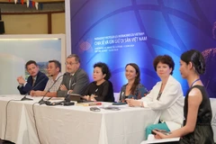 Đại sứ Pháp Olivier Brochet (thứ ba từ trái sang) chủ trì buổi họp báo. (Ảnh: PV/Vietnam+)