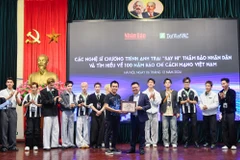 Ông Đinh Bá Thành, Chủ tịch, Tổng Giám đốc DatViet VAC trao tặng vé xem concert và poster chương trình cho ông Lê Quốc Minh, Tổng Biên tập Báo Nhân Dân. (Ảnh: CTV/Vietnam+)