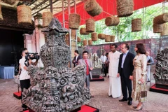 Các đại biểu và khách mời tham quan triển lãm Gốm nghệ thuật "Hiện Linh." (Ảnh: Nam Sương/TTXVN)