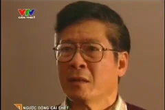 Nghệ sỹ Hữu Độ trong loạt phim "Cảnh sát hình sự" - phần đầu tiên mang tên "Ngược dòng cái chết," sản xuất năm 1999. (Ảnh chụp màn hình)