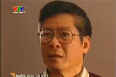 Nghệ sỹ Hữu Độ trong loạt phim "Cảnh sát hình sự" - phần đầu tiên mang tên "Ngược dòng cái chết," sản xuất năm 1999. (Ảnh chụp màn hình)