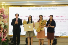 Thứ trưởng Bộ Văn hóa, Thể thao và Du lịch trao giải cho các tác giả. (Ảnh: Phương Anh/Vietnam+)