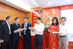 Đại biểu, chuyên gia trao đổi về nội dung cuốn sách. (Ảnh: PV/Vietnam+)