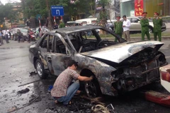 Lửa đã phá hủy hoàn toàn chiếc Nissan 4 chỗ (Ảnh: Sơn Bách/Vietnam+) 