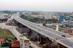 Công trình cầu vượt nút giao thông trung tâm quận Long Biên, Hà Nội. (Ảnh: Quang Quyết/TTXVN) 