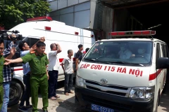 Xe cứu thương đưa thi thể các nạn nhân ra ngoài (Ảnh: PV/Vietnam+) 