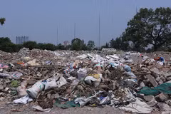 Rác, vật liệu xây dựng dở chất ngổn ngang có ngọn (Ảnh: Minh Sơn/Vietnam+) 