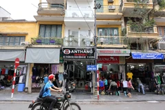 Sau khi tiếp nhận phản ánh từ VietnamPlus, Công an quận Hoàn Kiếm đã ra quân lập lại trật tự vỉa hè (Ảnh: Minh Sơn/Vietnam+) 