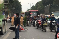 Hiện trường vụ va chạm giữa xe máy và xe bồn trên đường Phạm Văn Đồng (Ảnh: PV/Vietnam+) 