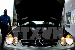 Ôtô Mercedes-Benz thuộc tập đoàn Daimler được kiểm tra kỹ thuật tại Hildesheim, miền Bắc Đức. (Nguồn: AFP/TTXVN) 