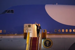 Đúng 17 giờ 40 phút, Tổng thống Hoa Kỳ Donald Trump xuất hiện và bước xuống cửa chuyên cơ Air Force One. (Ảnh: Minh Sơn/Vietnam+) 