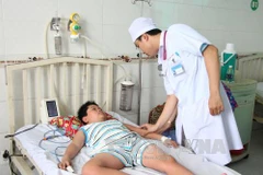 Khoa Sốt xuất huyết, Bệnh viện Nhi Đồng Cần Thơ luôn trong tình trạng quá tải do bệnh nhân sốt xuất huyết nhập viện tăng liên tục. (Ảnh: Thang Sang/TTXVN) 