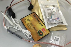 Cận cảnh một siêu thiết bị nghe lén để gian lận (Ảnh: PV/Vietnam+) 