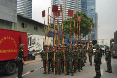 Lực lượng quân đội đã được điều đến hỗ trợ chữa cháy. (Ảnh: PV/Vietnam+) 