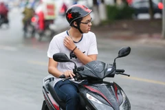 Một số người dân co ro vì không lường trước được trời trở rét. (Ảnh: Minh Sơn/Vietnam+)