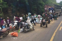 Hàng chục người huy động xe máy, công nông đến "hôi của" chiếc xe bị tai nạn (Ảnh: Hội xe tải Tây Bắc) 