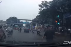 Nam thanh niên chặn đầu xe để ăn vạ và xin đểu (Ảnh: Cắt từ clip) 